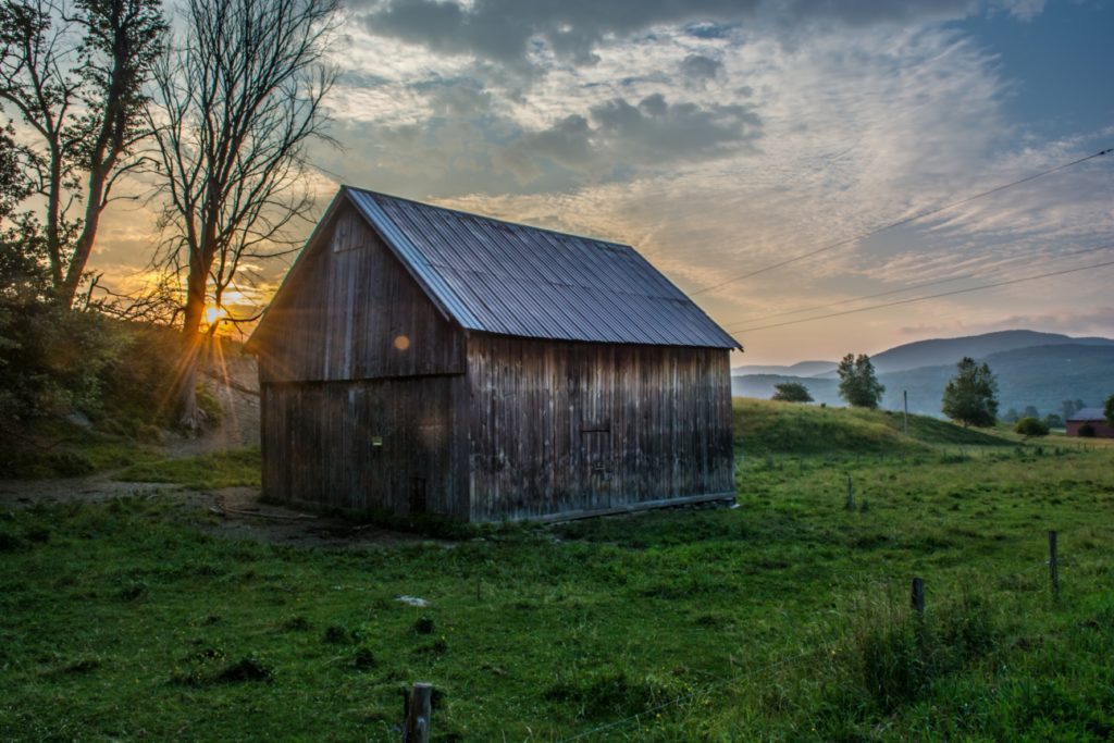#PlaceBasedDiet: barn on a hillside. Phioto by Kevin Jarrett via unplashed.com