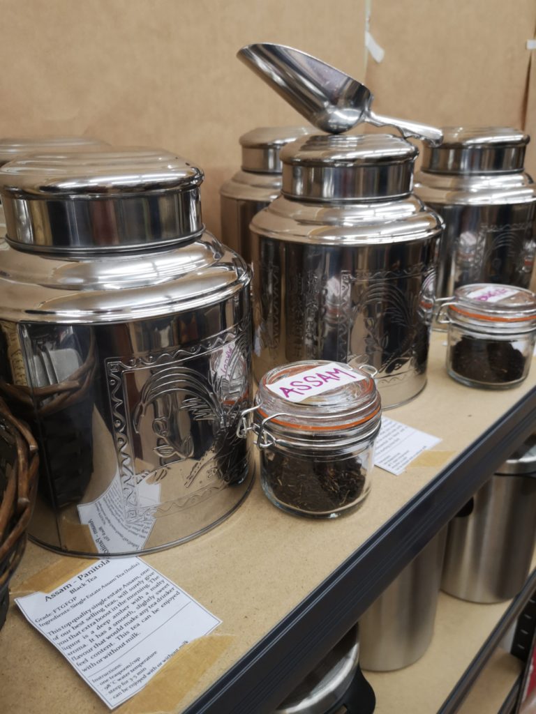 Loose leaf tea in tea caddies: serve yourself