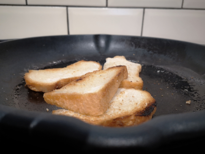 zero-waste-fat-and-oil: image of cread and dripping cooking in a cast iron pan